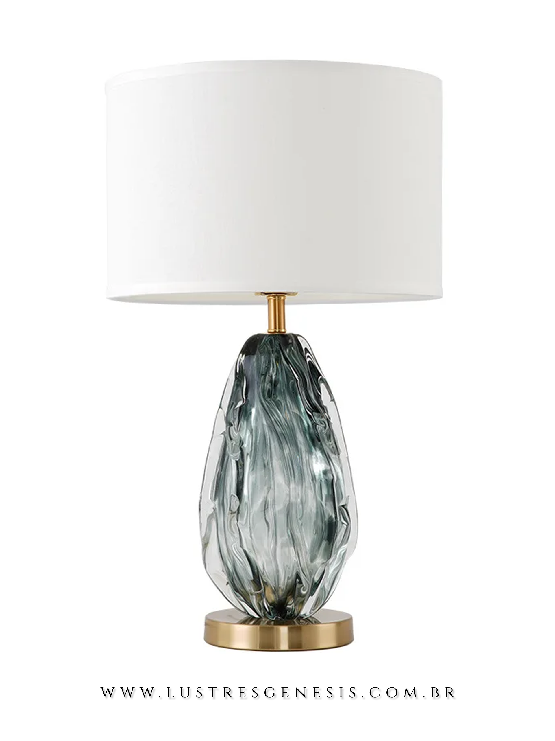 Luminária abajur de cristal fumê Atíria com base dourada e cúpula branca, ideal para cabeceira de cama, salas e quartos.